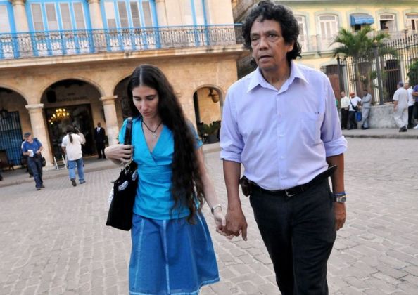 Foto: Yoani Sánchez al lado de su esposo Reinaldo Escobar / EFE