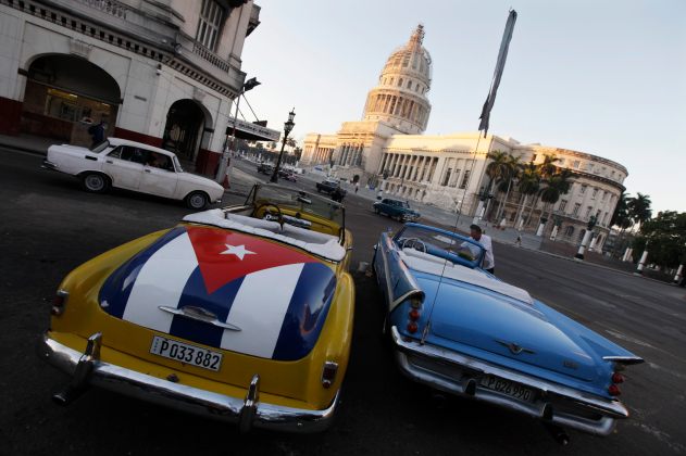 Foto: Un carro con una bandera cubana estacionado cerca del Capitolio de Cuba en La Habana.  REUTERS / Enrique De La Osa