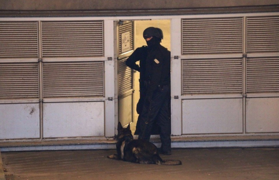 Foto: Un policía danés custodia una entrada junto al edificio de Copenhague donde se produjo el atentado / lavanguardia.com