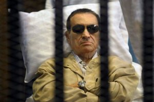 Mubarak se fractura el fémur en la cárcel