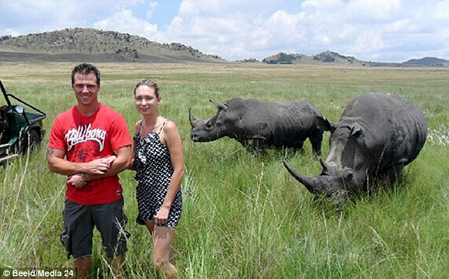 Se tomó esta FOTO segundos antes de ser atravesada por el cacho de un rinoceronte