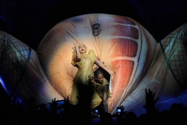 Lady Gaga sale de una vagina inflable (Foto)