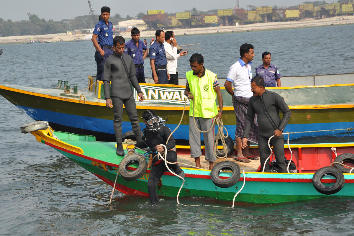 Un barco con un centenar de pasajeros se hunde en un río de Bangladesh (Fotos)