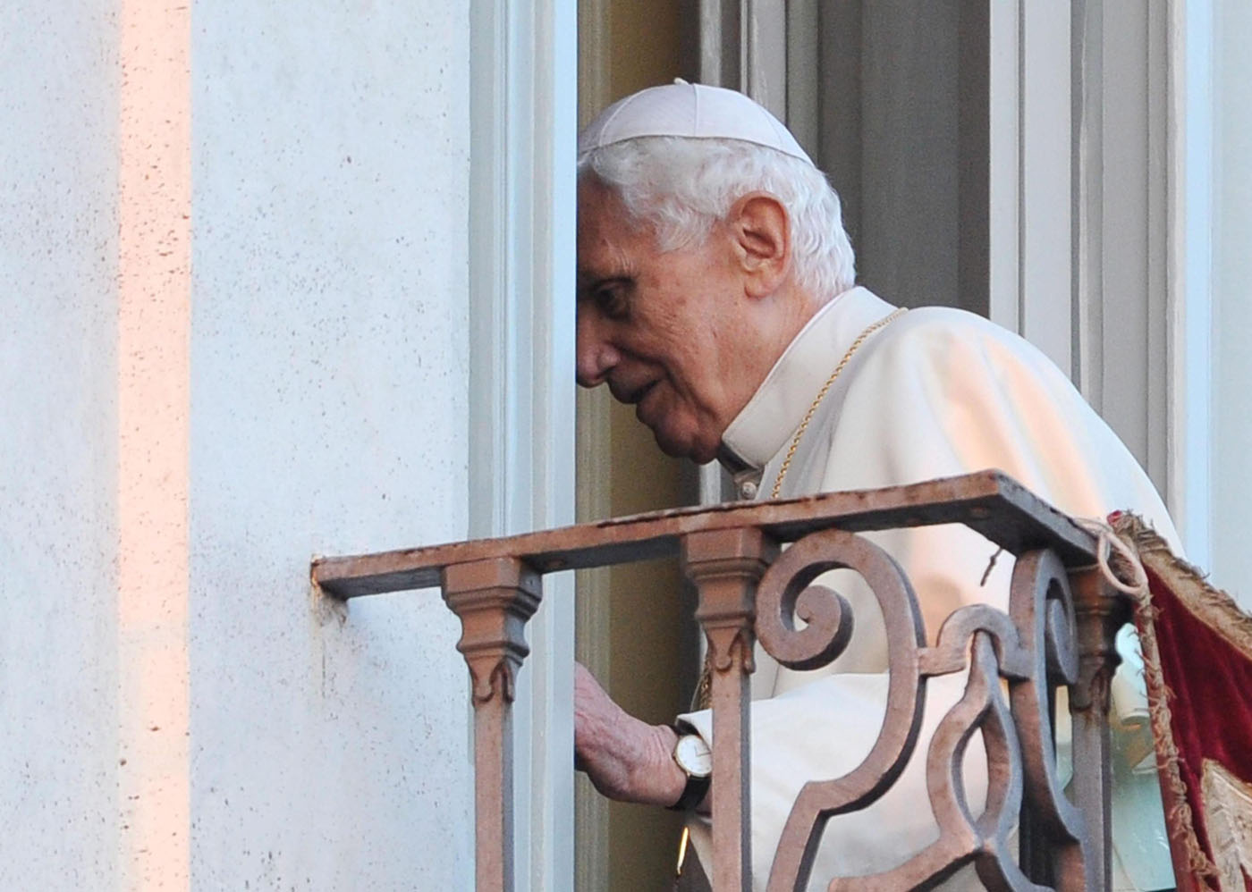 Benedicto XVI regresa a Roma tras visitar a su hermano enfermo en Alemania