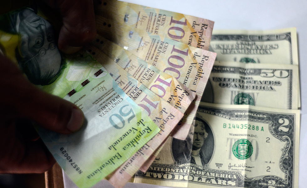 El Sicad devalúa la moneda y no soluciona el problema de escasez de dólares