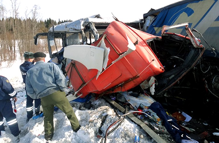 Seis muertos en choque frontal entre autobús con niños y camión en Rusia
