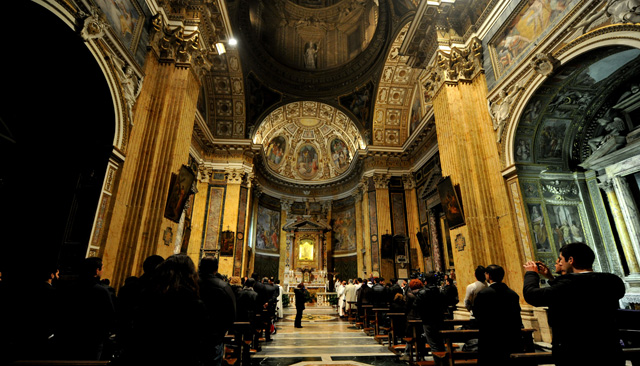 En una pequeña iglesia de Roma, los latinos viven su fe alejados del bullicio del Vaticano