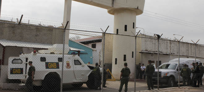 Reos tumban un portón de la cárcel de Sabaneta