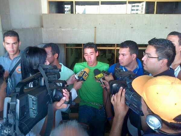 Estudiantes de Puerto Ordaz se encadenan en sede de tribunales (FOTOS)