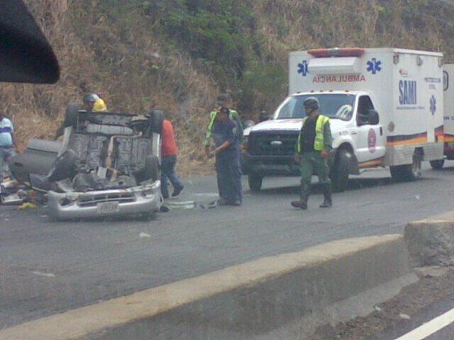 Accidente en la autopista Caracas-Valencia (FOTO)