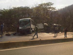 Retención vehicular en la ARC tras fuerte accidente en el Km 62 (Fotos)