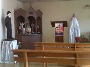 En contra de lo que dice la Iglesia… la foto de Chávez en el altar (FOTOS)