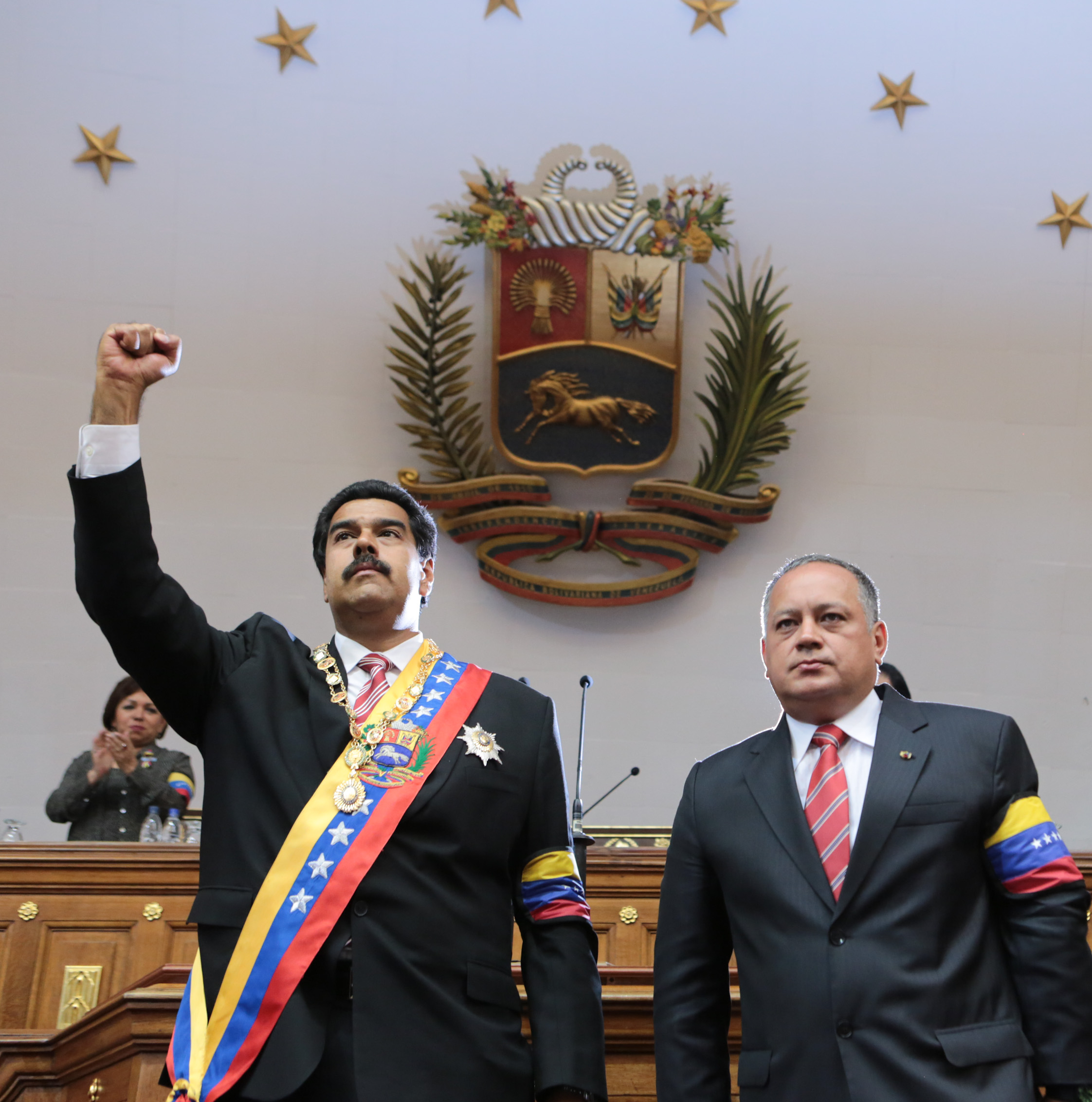 Puño derecho al aire y abrazos muy fraternales en juramentación de Maduro (FOTOS)