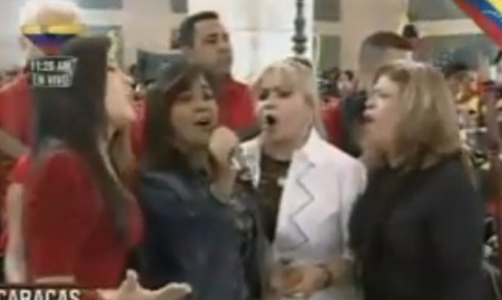 Mujeres le cantan a Chávez en capilla ardiente (Video)