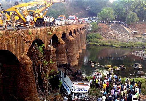 Al menos 37 muertos al caer autobús de un puente en la India