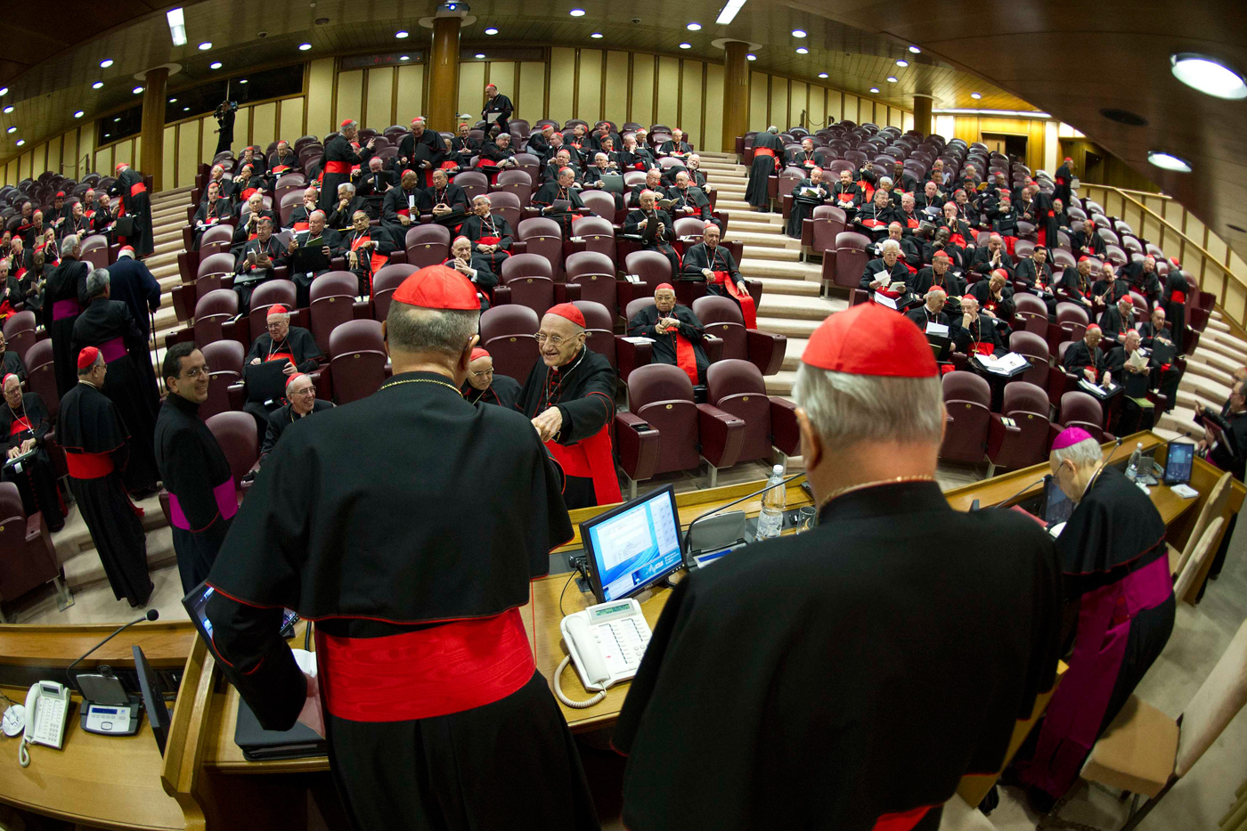 Cardenales en oración antes de elegir nuevo Papa