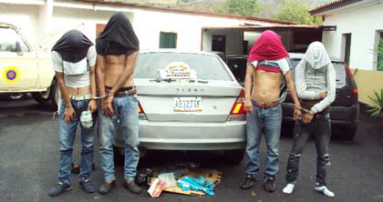 Detienen a cuatro jóvenes con un vehículo robado y armas