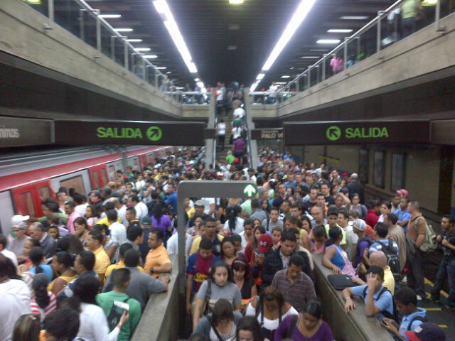 Reportan retraso vespertino en el Metro de Caracas (FOTOS)