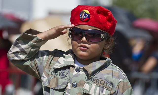 Una “soldadita” le rinde homenaje a Chávez (Foto)