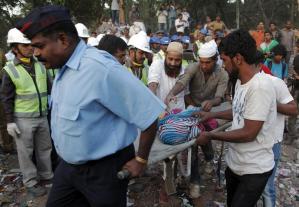 Rescatada mujer que permaneció atrapada 24 horas un derrumbe en India