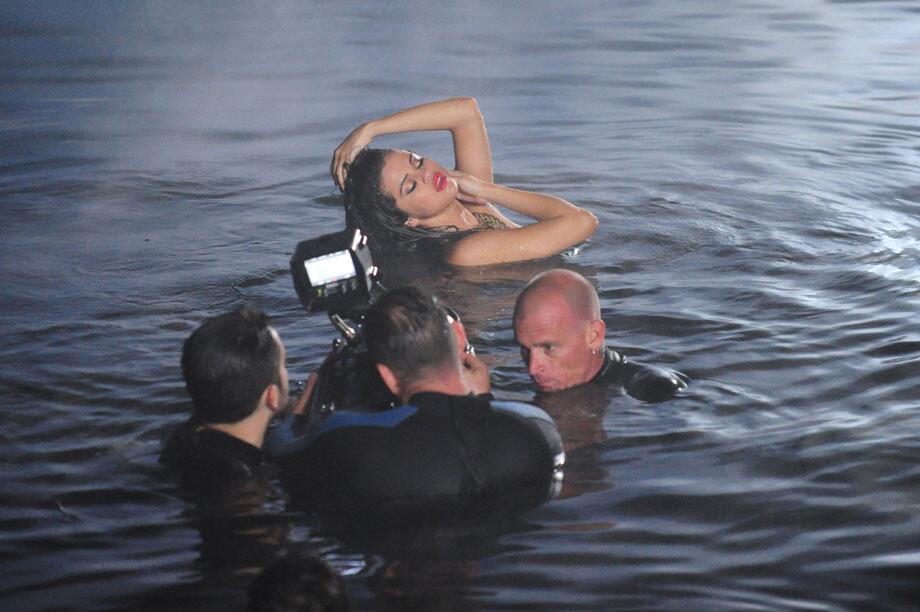 Selena Gomez potencia su sensualidad en nuevo videoclip