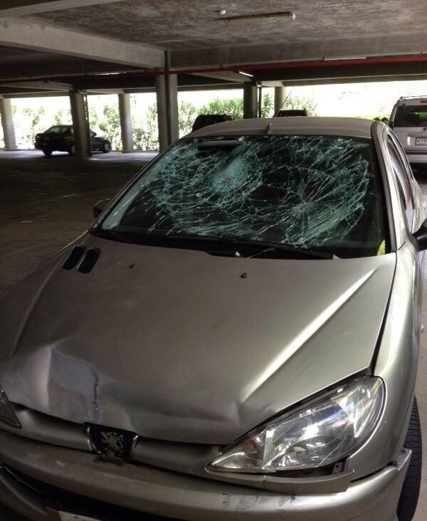 Así destruyeron un carro durante el atraco masivo en Macaracuay (Foto)