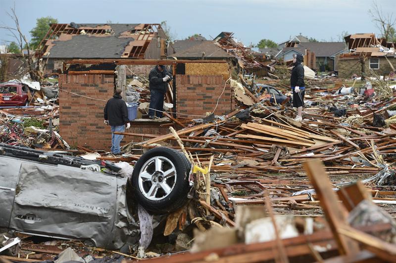 Lluvias en Oklahoma complican rescate de mortal tornado