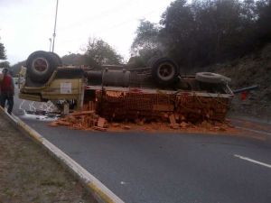 Cerrado el paso hacia La Guaira por volcamiento de camión con bloques (Fotos)