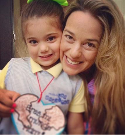 Miren lo que le regaló Manuela, hija de Leopoldo López, a su mami (Foto)