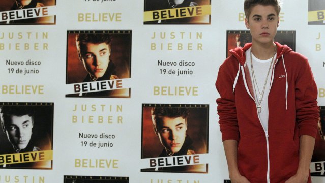 Justin Bieber lo enseña todo al cantarle a una fan (Foto + se le bajan los pantalones)