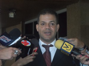 Omar Ávila acudió al CNE para denunciar irregularidades en el proceso de inscripción del RE
