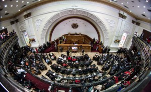 Oficialismo aprobó en primera discusión superpoderes para Maduro