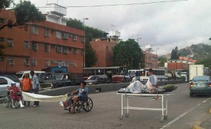Pacientes y médicos del Hospital de Coche protestan por falta de insumos (Fotos + video)