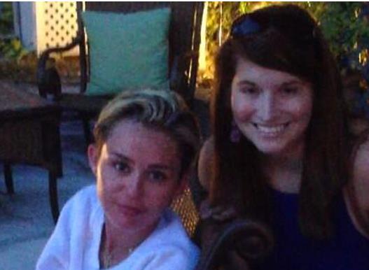 Miley Cyrus posa junto a una fanática en las Bahamas (Foto)