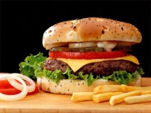 Burger King ofrecerá hamburguesa rellena de papas fritas por un dólar