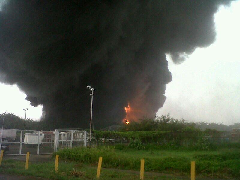 Empleados de refinería en Puerto la Cruz exigen participar en investigación sobre incendio