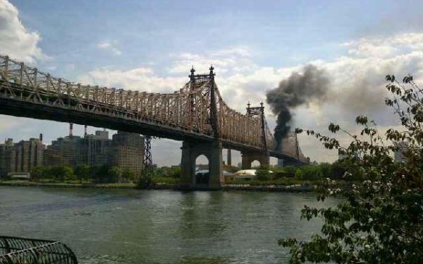 Se incendia un camión cisterna en puente de Nueva York (Foto)