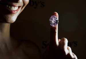 Un diamante rosa valorado en 60 millones de dólares (Fotos)