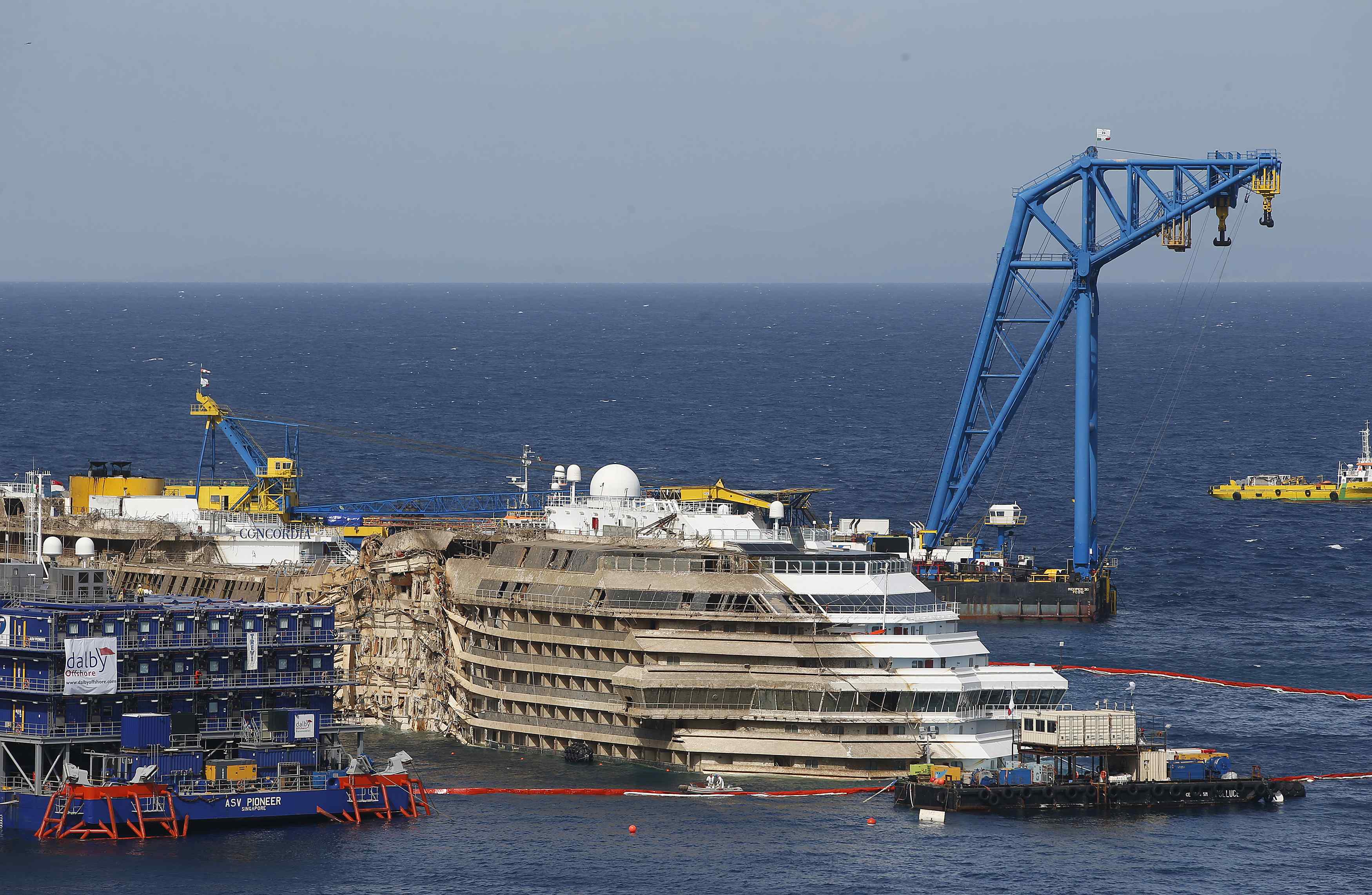 El Costa Concordia ya está enderezado y ¿ahora?