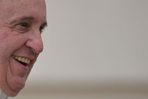 Capriles entregará presentes al Papa en nombre del pueblo venezolano