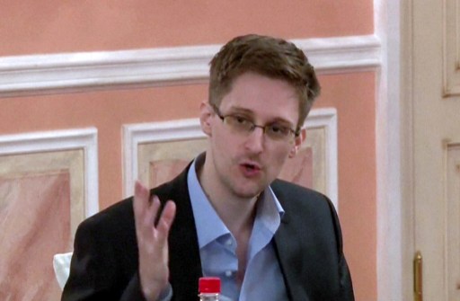 EEUU dice que Snowden tiene datos comprometedores y promete revisar espionaje