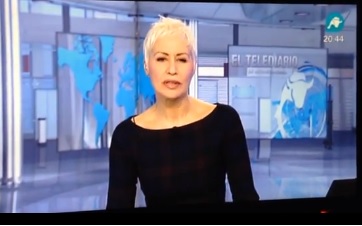 Periodista española protesta por guión en teleprompter (Video)