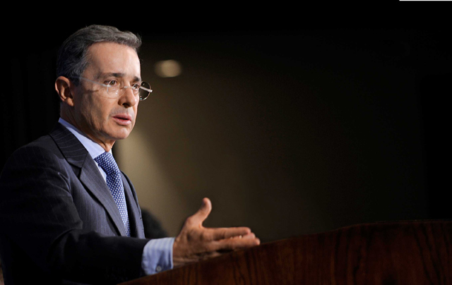 Ordenan retirar propaganda electoral de Uribe en Colombia