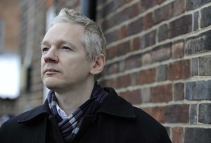 Julian Assange, de ciberactivista a músico (Video)