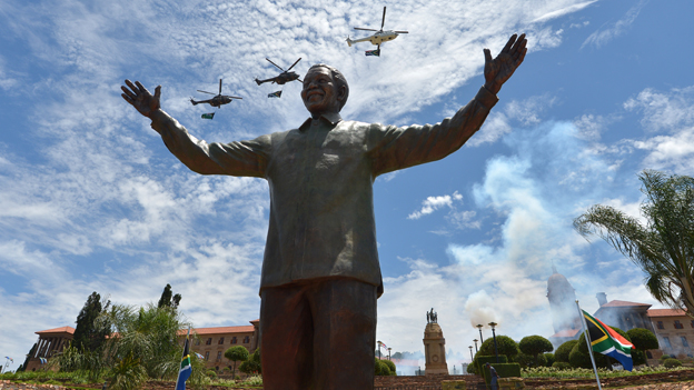 Presidente de Sudáfrica inaugura estatua de Mandela de nueve metros de altura