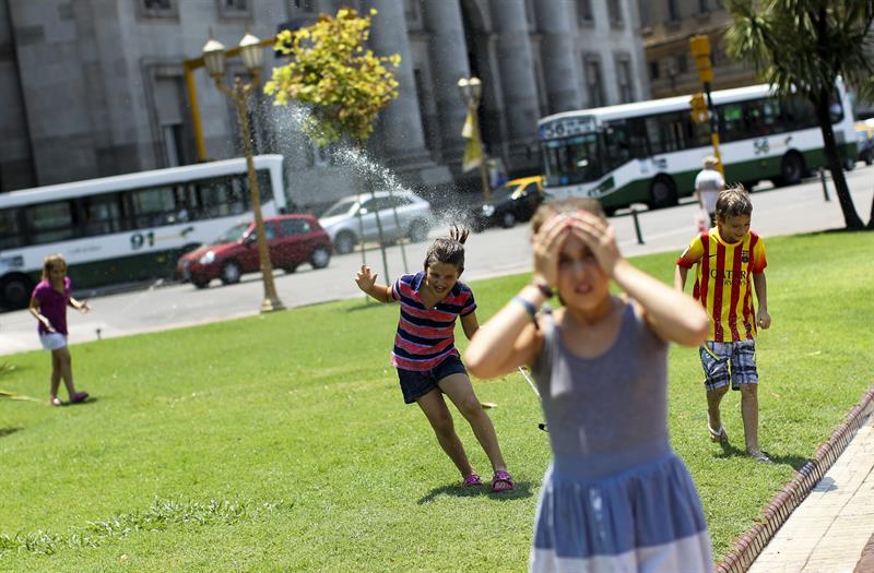 Despliegan operativo de ayuda a afectados por ola de calor en Argentina