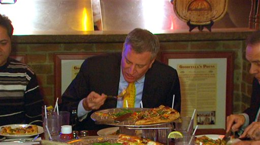 A este alcalde le gusta comer pizza con cubiertos (Foto)