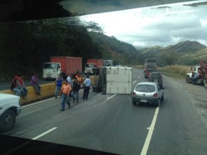 Camión volcado en la Autopista Regional del Centro (Foto)