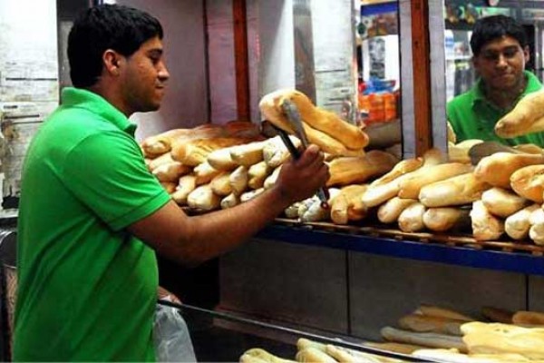 Panaderos ajustan precios y hacen trueques por escasez
