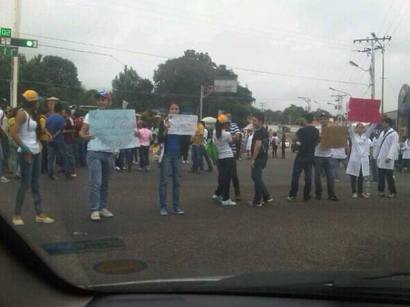 Estudiantes de Táchira continúan protesta en la sede del Sebin